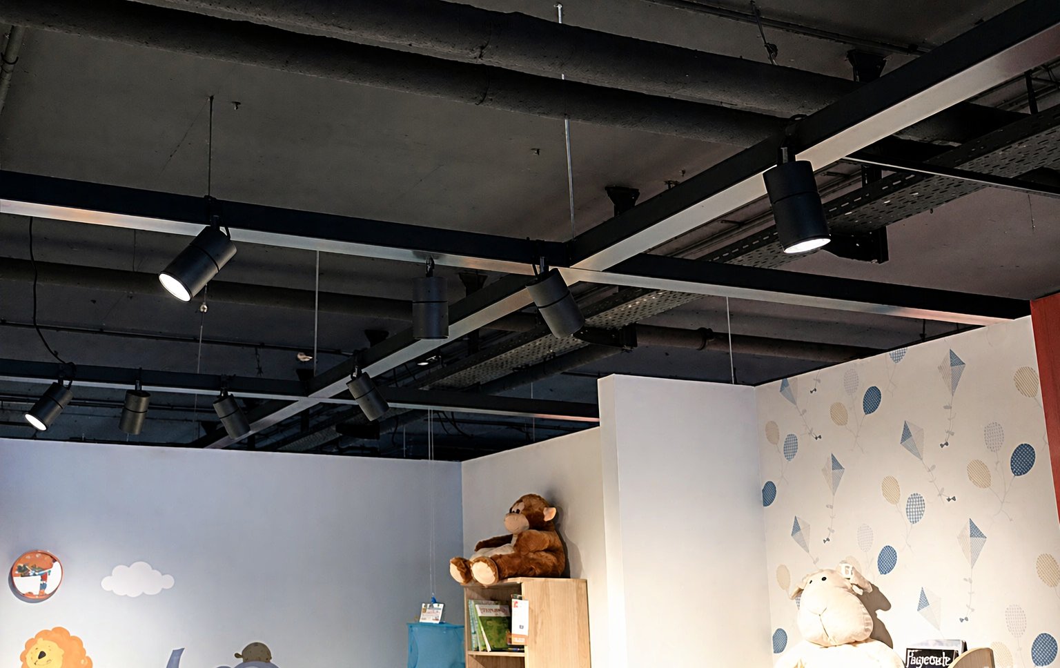 Home furnishing store — surface track across departments